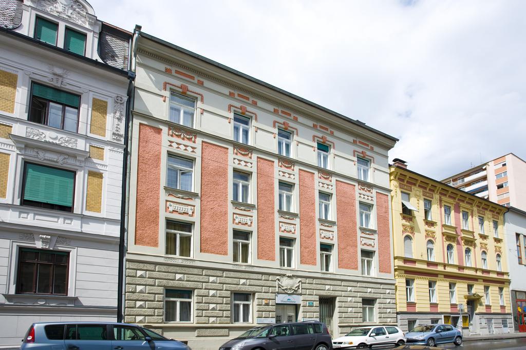 Haus Mobene - Hotel Garni Graz Bagian luar foto