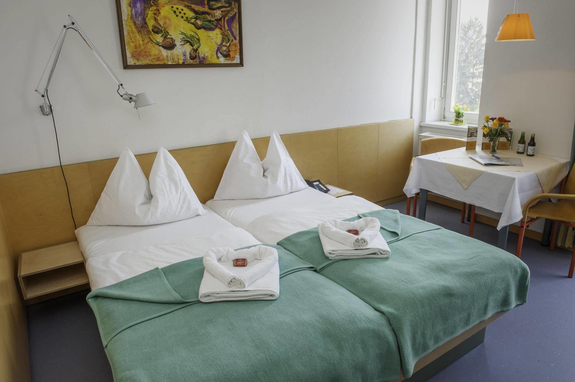 Haus Mobene - Hotel Garni Graz Bagian luar foto