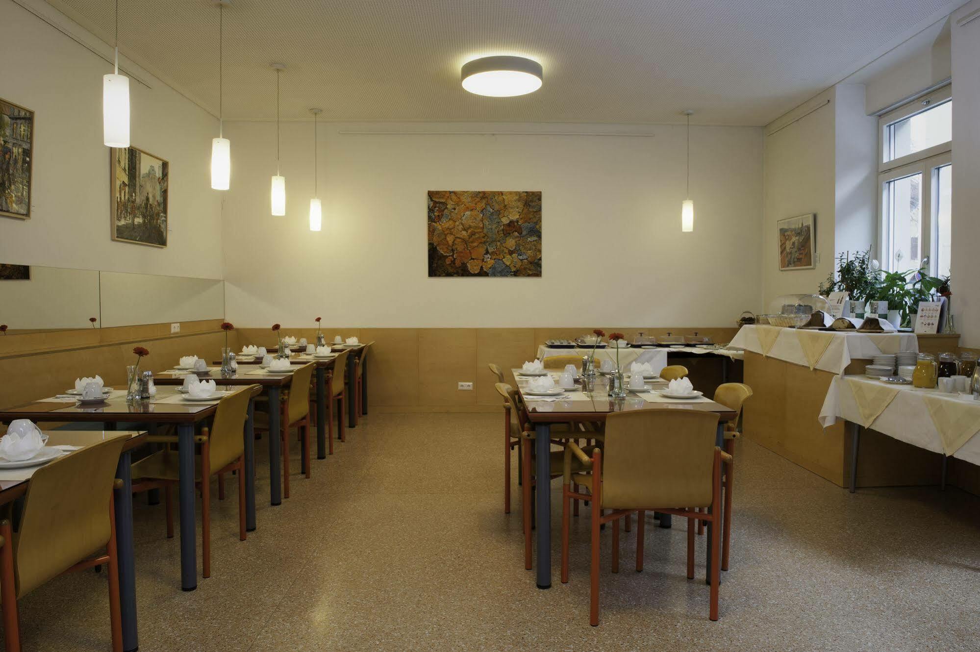 Haus Mobene - Hotel Garni Graz Bagian luar foto